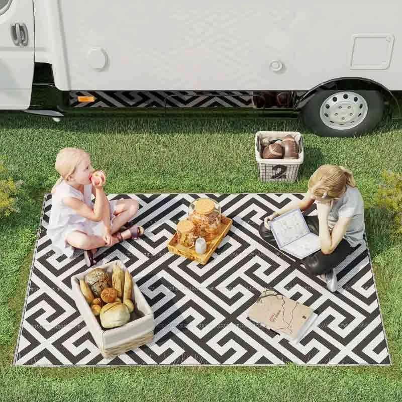 Outsunny 4 X 6ft Reversible Outdoor Rug - Black & White - 844-479